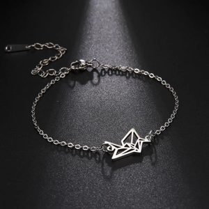 Gepolijste roestvrijstalen armband met holle origami kraanvogel hanger op zwarte achtergrond