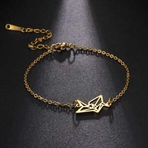 Detail van de gouden origami kraanvogel hanger met karabijnsluiting en verlengketting