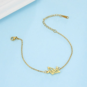 Detailopname van gouden kraanvogel hanger met fijne kruisketting en sluiting
