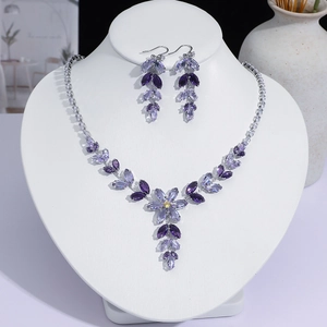 Élégant ensemble de bijoux collier et boucles d'oreilles fleurs en cristal marquise violet.