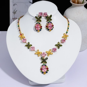 Vue détaillée de l'ensemble collier et boucles d'oreilles en cristal sur mannequin
