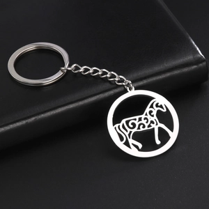 Porte-clés en acier argenté avec pendentif cheval rond évidé et motifs de filigrane raffinés