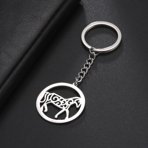 Porte-clés Minimaliste en Acier Inoxydable Pendentif Cheval Ajouré Rond Avec Motif de Volutes Anneau de Clé Mode Cadeau Bijoux