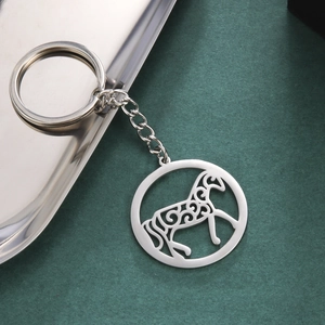 Vue détaillée du porte-clés en acier inoxydable avec un pendentif cheval ajouré