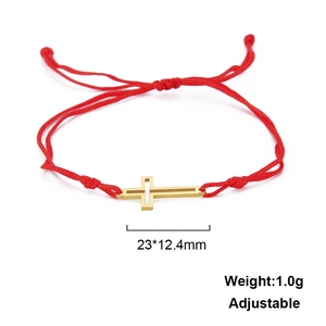 Verstellbares rotes Kordelarmband mit goldenem Kreuzanhänger zeigt 23x12,4mm Maße