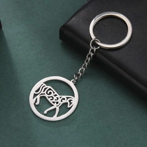 Détail macro du pendentif équestre ajouré sur le porte-clés en acier inoxydable