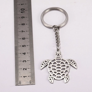 Vue détaillée du porte-clés tortue en acier inoxydable avec règle de mesure de la taille