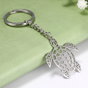 Détail du porte-clés pendentif tortue ajouré en acier inoxydable argenté