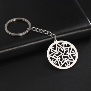 Vue détaillée d'un porte-clés en acier inoxydable avec pendentif étoile ajouré