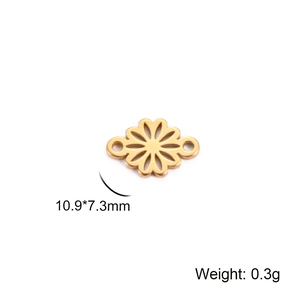 Makro-Detail des goldenen hohlen Gänseblümchen-Verbinders mit Größe 10,9x7,3mm und Gewicht