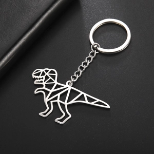 Dettaglio macro del portachiavi a forma di T-Rex geometrico in acciaio inossidabile argento