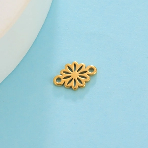 Nahaufnahme der goldenen Edelstahl-Gänseblümchen-Anhänger-Verbindung für DIY-Schmuck