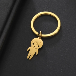 Detailweergave van een gouden roestvrijstalen sleutelhanger met een jongen-hanger