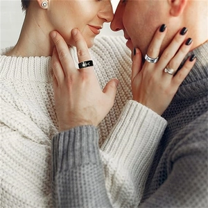 Conjunto de anillos de pareja minimalistas de acero con diseño de silueta animada