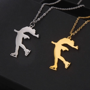 Nahaufnahme von Eiskunstlauf-Anhängern in Gold und Silber auf einer schwarzen Box
