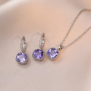 Parure élégante collier et boucles d'oreilles argent avec zircon violet sur soie beige