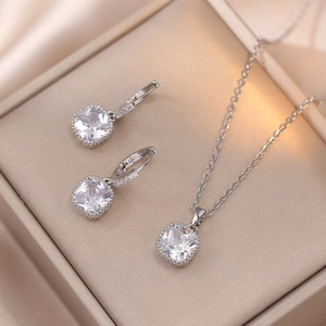 Détail d'un ensemble de bijoux en zircon carré avec collier et boucles d'oreilles