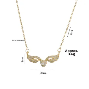 Collier doré avec ailes d'ange et pendentif coeur en zircone sur une chaîne ajustable de 40cm