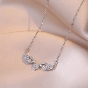 Collier élégant ailes d'ange avec pendentif zircon coeur sur tissu en soie champagne