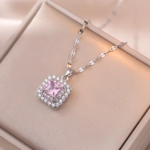 Macro-opname van vierkante roze zirkoon hanger met dubbele halo op zilveren ketting