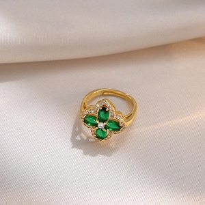 Anillo ajustable dorado con piedras verdes de trébol y cristales blancos brillantes