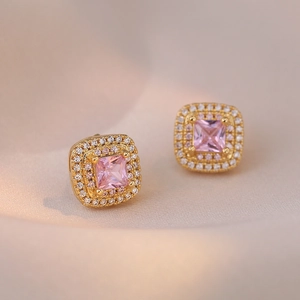 Roze vierkante edelsteen oorknopjes met dubbele diamanten halo en goudkleurig staal