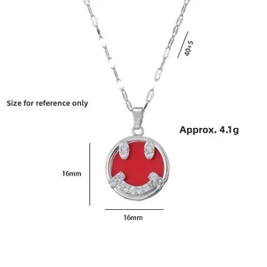 Dettaglio della collana con ciondolo a faccina rossa con catena d'argento e dimensioni
