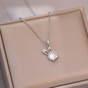 Détails du pendentif lapin argenté avec incrustation de nacre et nœud papillon scintillant