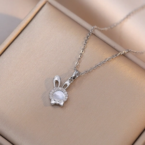 Collier chic en acier titane avec pendentif lapin, incrustation nacre et zircone