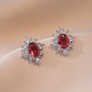 Orecchini a fiore con rubino, pietra rossa centrale e dettagli in zircone bianco
