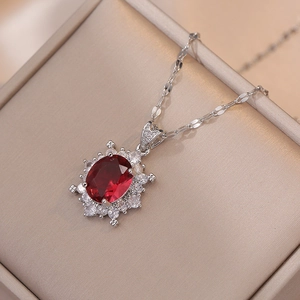 Elegante collana in argento con ciondolo rubino rosso e dettagli zirconi in cofanetto