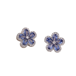 Boucles d'oreilles fleurs argentées avec zircons bleus et cristaux clairs étincelants