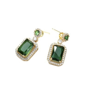 Elegante gouden oorbellen met smaragdgeslepen groene edelstenen en sprankelende diamanten