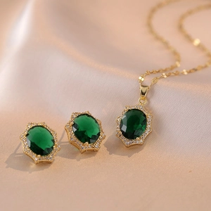 Parure élégante en or avec zircon émeraude et diamants étincelants pour femme