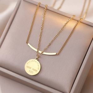 Minimalistische Dames Gelaagde Titanium Roestvrijstalen Ketting Ronde Munthanger Boogstaaf Gegraveerd Vergulde Sieraden