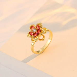 Bague fleur rotative en acier inoxydable doré avec pétales en zircon rouge