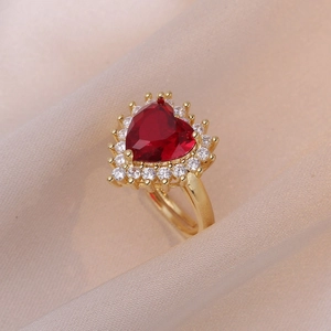 Anello regolabile in oro con grande zircone rosso a cuore e cornice di diamanti lucenti