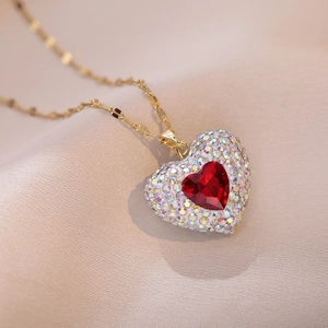 Gouden hart hanger ketting met rode zirkoon en AB kristallen op beige zijde
