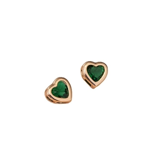 Boucles d'oreilles cœur en or rose serties d'un zircon vert sur un fond blanc éclatant