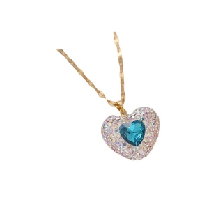 Elegante gouden ketting met blauwe kristallen hart hanger en kleurrijke zirkoon accenten