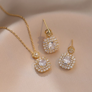 Macro-opname van gouden sieradenset met vierkante witte zirkoon en dubbele micro-pave