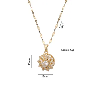 Collana in acciaio al titanio dorato con ciondolo a fiore in zirconi su sfondo bianco