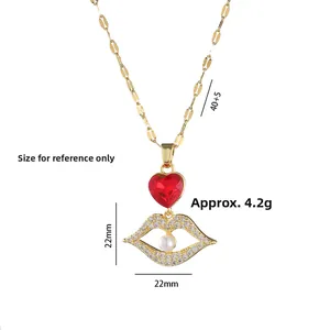 Collier cœur doré avec lèvres en zircon et pendentif perle sur fond blanc pur