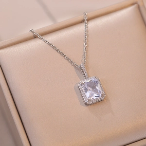 Détail d'un collier avec pierre de zircone taille émeraude dans un écrin à bijoux de luxe