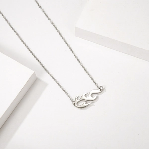 Collier avec pendentif flamme argentée polie style punk hip-hop sur pierre blanche