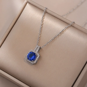 Collier élégant en acier titane avec pendentif carré en zircon bleu et micro-cristaux