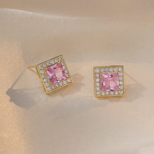 Elegante goldene quadratische Ohrstecker mit rosa Zirkon und Diamantkranz auf Seide