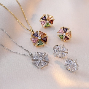Détail du collier pendentif étoile en zircon coloré et boucles d'oreilles sur soie
