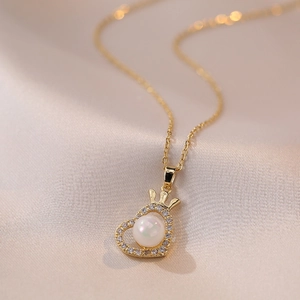 Elegante collana con pendente a cuore dettaglio corona e opale su sfondo di seta