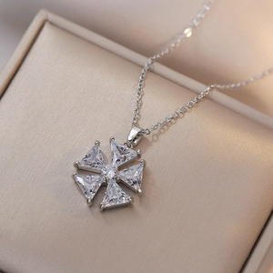 Élégant collier flocon de neige en argent avec zircons dans un écrin à bijoux de luxe